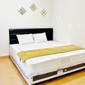 Adipura Guesthouse Syariah Mitra Reddoorz Near Terminal Nganjuk